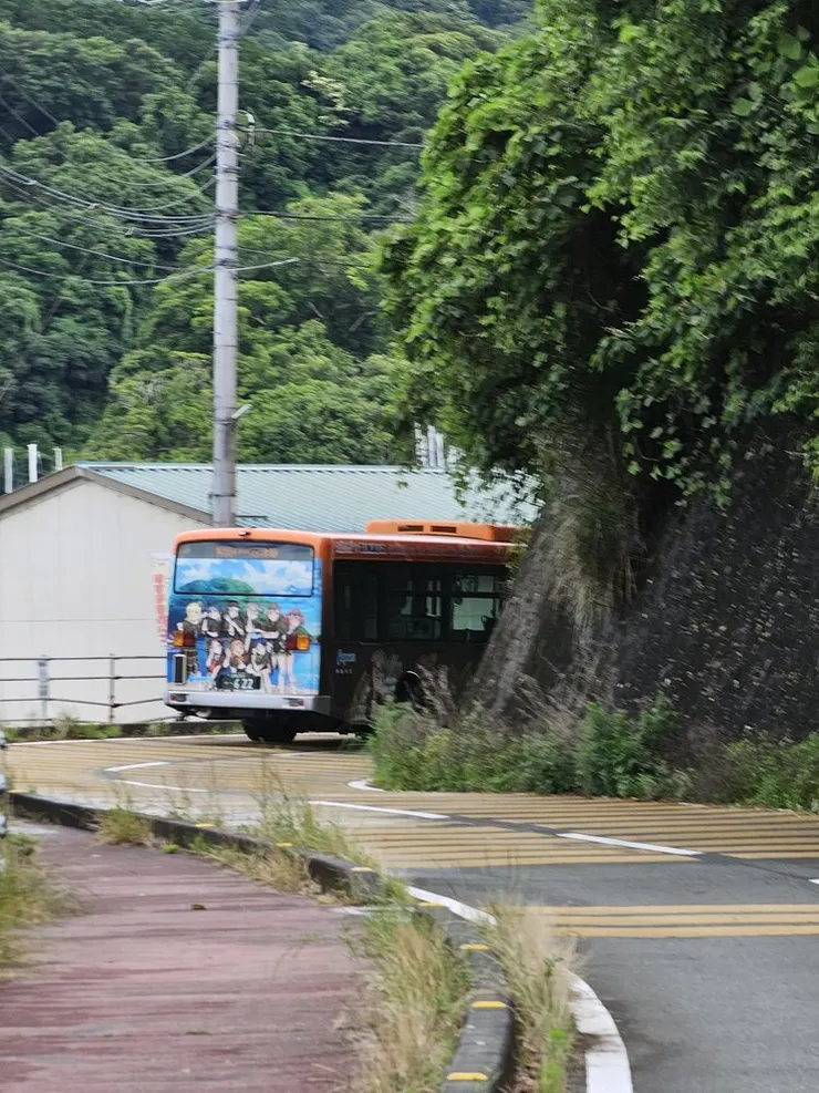 回程還看到一輛水水痛公車(應該是前幾年的淡島密室逃脫活動的圖)