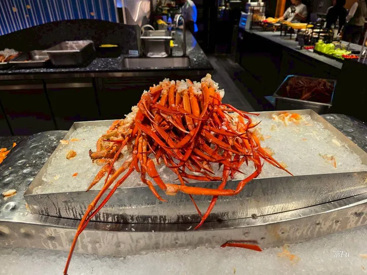 鱈場蟹腳。剛入場大家都在排這個，補餐速度很快，每個人都能拿好拿滿。
