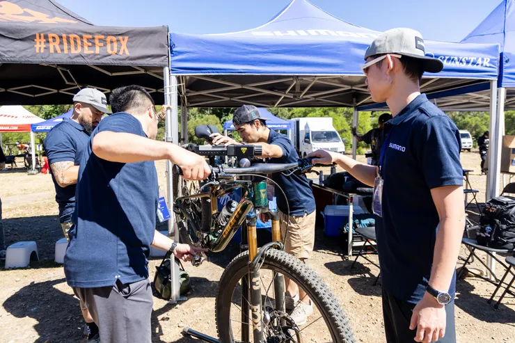 Shimano工作人員細心調整、確保每台車都作動順輰