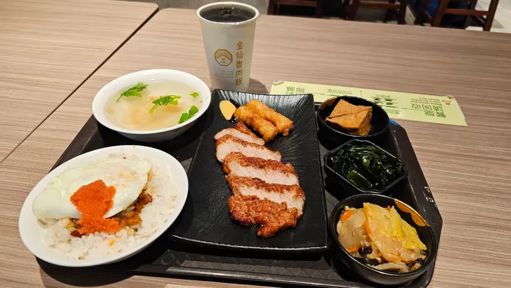 這是桃機二航南側擴建區五樓的金仙魯肉飯!這是金招牌頭等餐!超好吃!