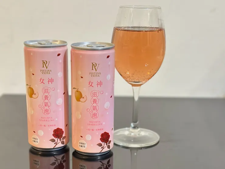 倒出來裝在高腳杯內，真的有在喝香檳的錯覺