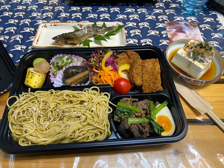 累了一整天吃到的便當