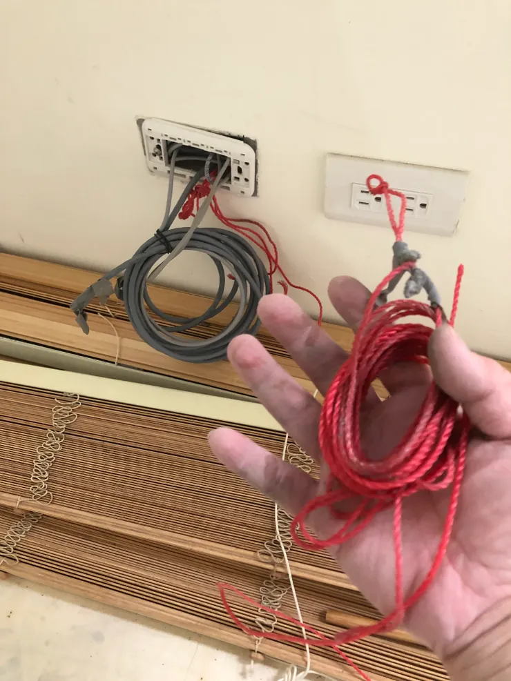 手上的是老師傅用的尼龍水線,負責穿通線路打前鋒。