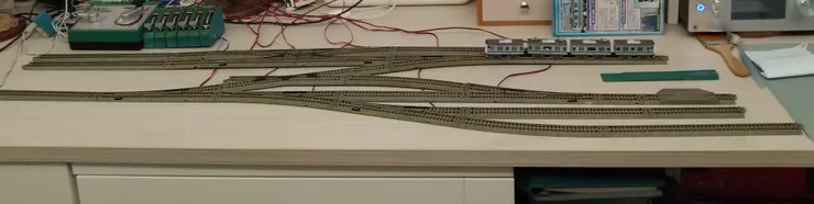 先在電腦上排布軌道，確認書桌的大小放得進這麼多的軌道