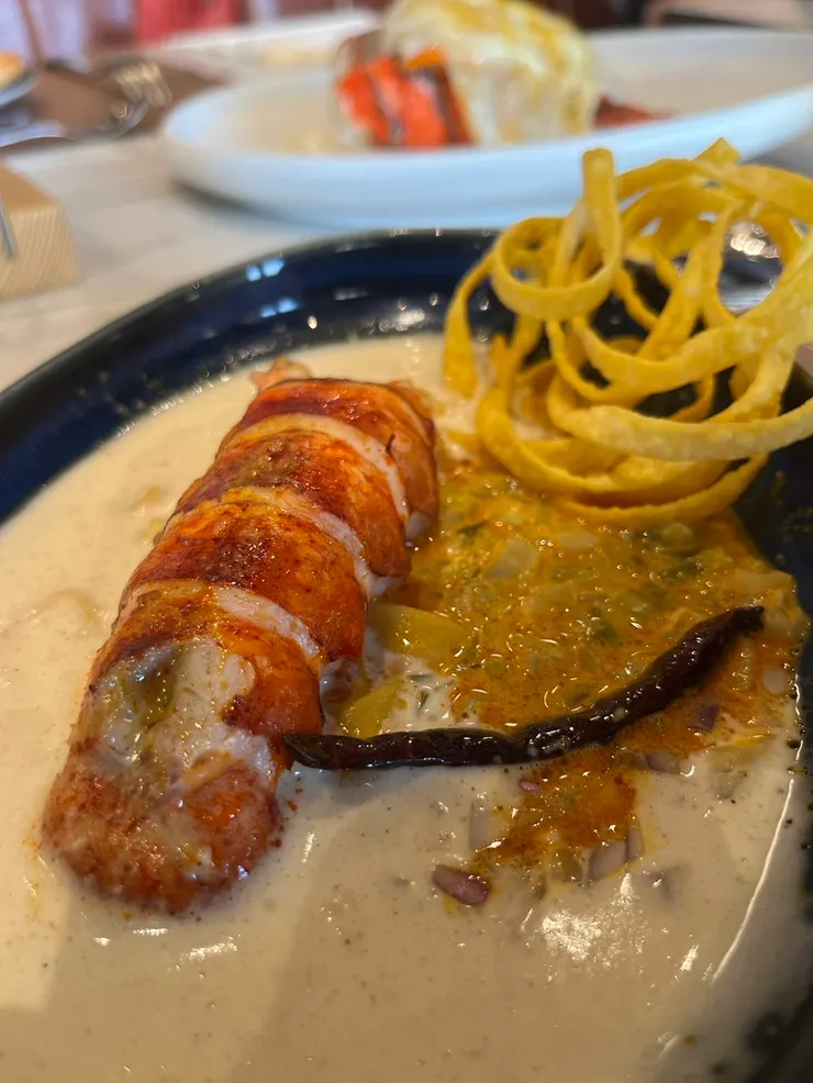 主菜1號:龍蝦義大利麵，奶油泰式醬，好好吃。