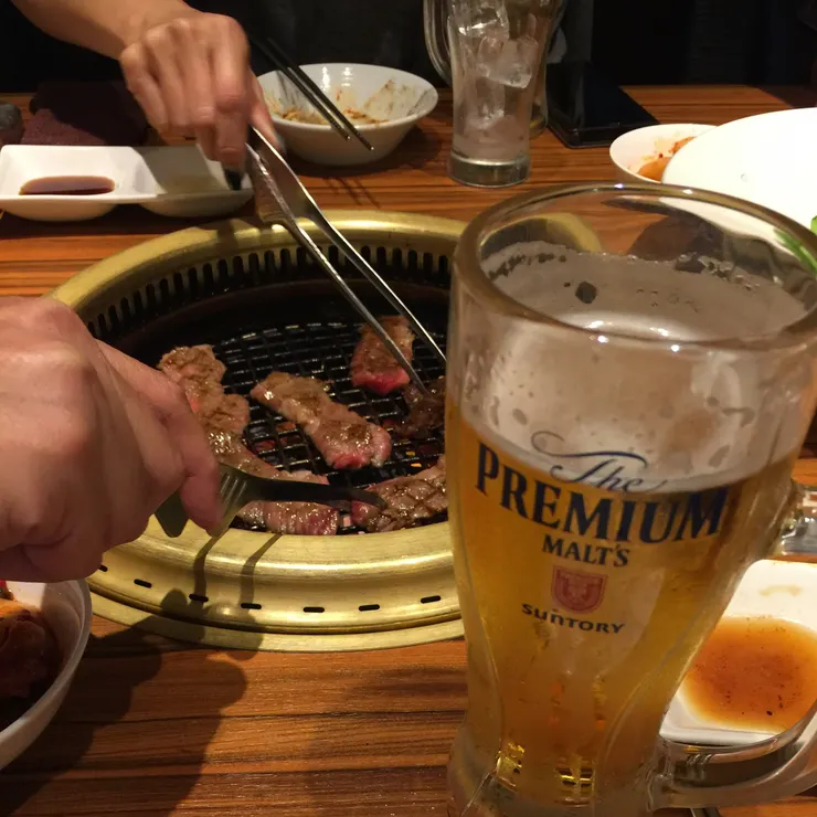 香噴噴的燒肉+透清涼的啤酒，讚！