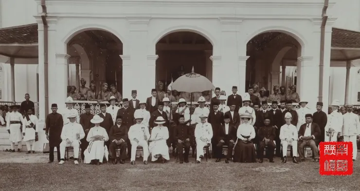 時任海峽殖民地總督安德森（John Anderson）、登州蘇丹再納阿比丁三世等於皇宮前合影。-July 1909，英國國家檔案館（The National Archives UK），檔號：CO 1069/494-32。