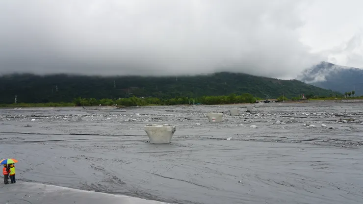 斷掉的台九線與探勘的工程人員