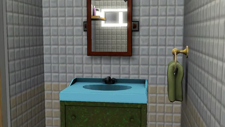 員工洗手間的洗手盆是少見的天藍色，想特別點，而櫃子是金屬的，有點生鏽。