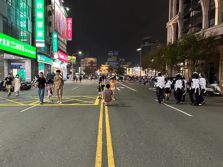 萬聖節封街，大馬路上隨處可見席地而坐的人們