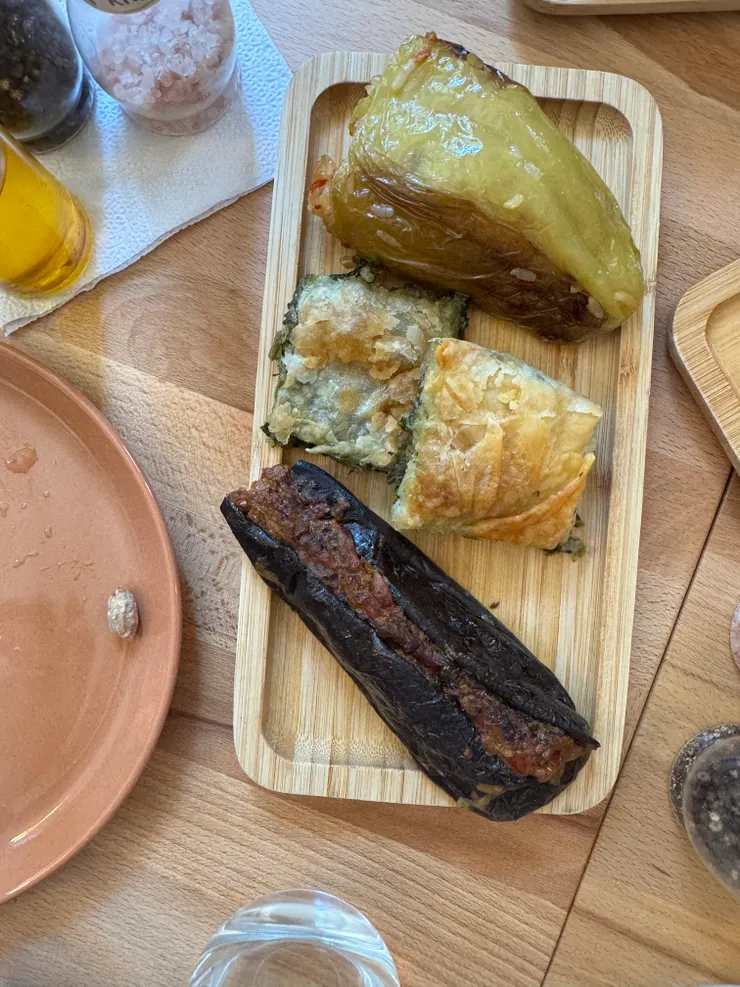 烤青椒與茄子也是阿國傳統料理,中間是包起司的酥餅,也是大街隨處可見