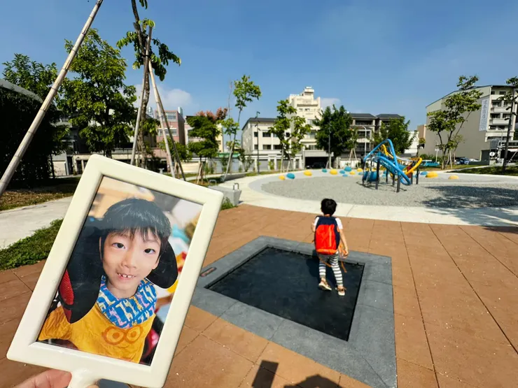 彈跳設備是輪椅可以整台進入玩的設施,對照顧者省力。