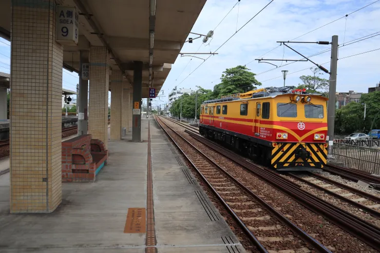 停在苑裡站內的CMB-57