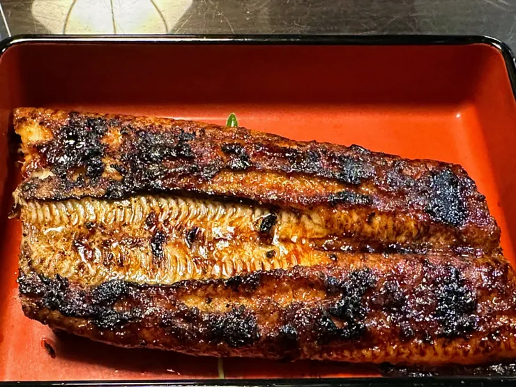 在這種吃法當中，鰻魚是獨立出來的一個菜而不會直接鋪在飯上面