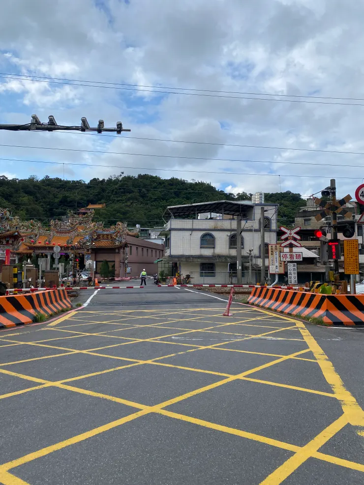 四腳亭平交道火車來了