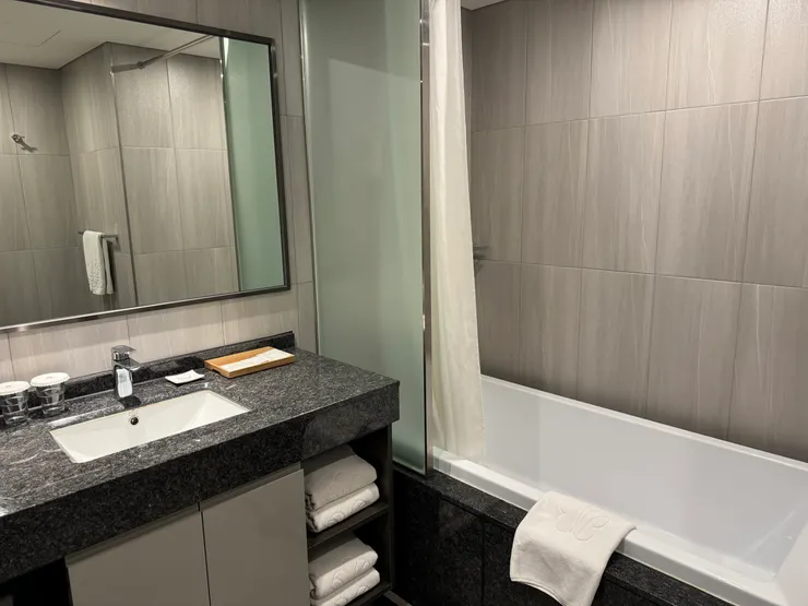 雖然玻璃沒有做到底，但一般洗澡水是不會噴出來的。