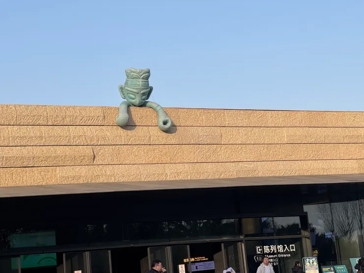 外星青銅人在看你—可愛的裝置藝術巧思