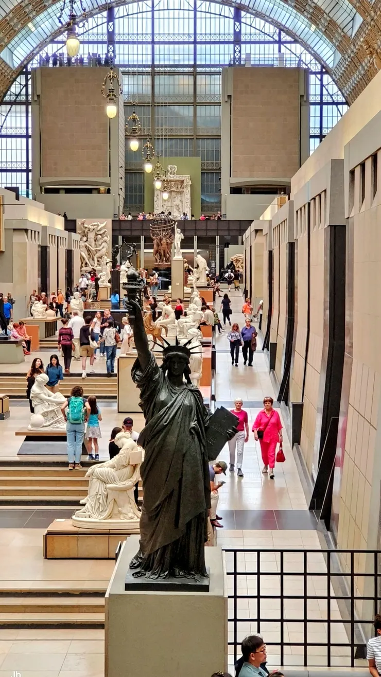 【幸好被華麗凍結妳蛹化成美術館！一樓大廳雕塑展區，此處迎面是法國雕塑家奧古斯特·巴托爾迪創作的縮小版自由女神像，可遠遠望見二樓底端的羅丹地獄之門。】