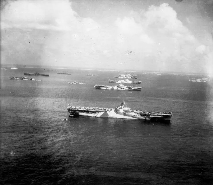 1944年12月8日，參與二戰的艾塞克斯級航空母艦正在烏利西休整，組成著名的「殺手陣列」。由前景數起為胡蜂號、約克鎮號、大黃蜂號、漢考克號及提康德羅加號。「藍色幽靈」列星頓號因塗上海軍藍迷彩，幾乎隱沒在陣列的後方。