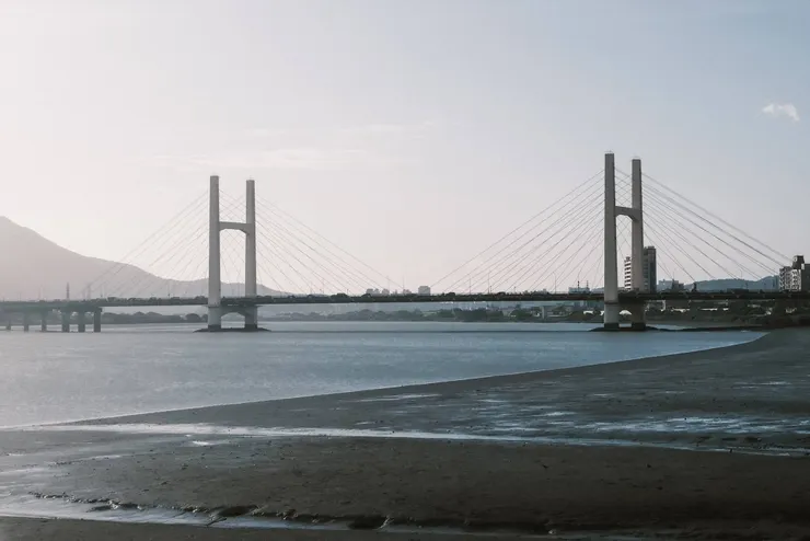 遠遠從淡水河橋附近看重陽大橋好美
