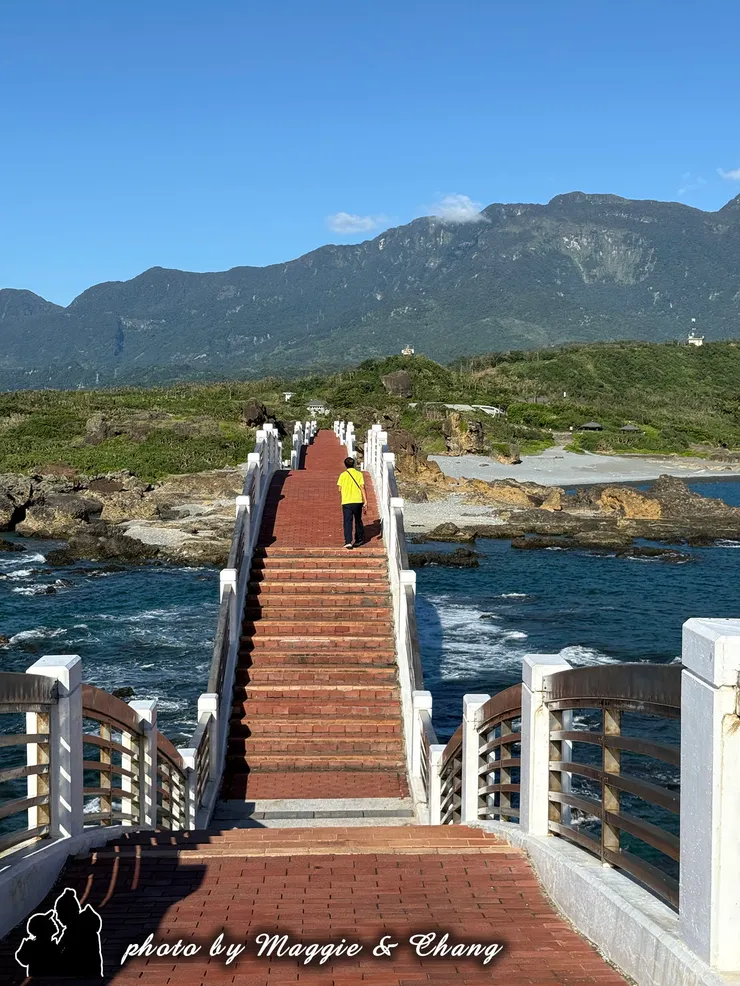 回程時，慢慢走在八拱橋上，微風輕拂臉龐，望著海天一色，心情格外輕盈，彷彿把煩惱都留在身後，迎來一場自在的放鬆之旅。