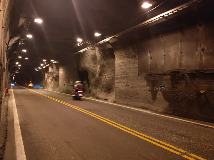 汽機車經過，回聲如轟炸一般。