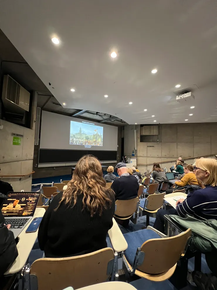 可見課堂中有不少學生為社會人士 (Joy 攝影於 Arts Building )