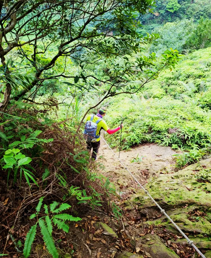 1032來到小鬼瀑布叉路口，下切至溪谷，取右至小鬼瀑布。