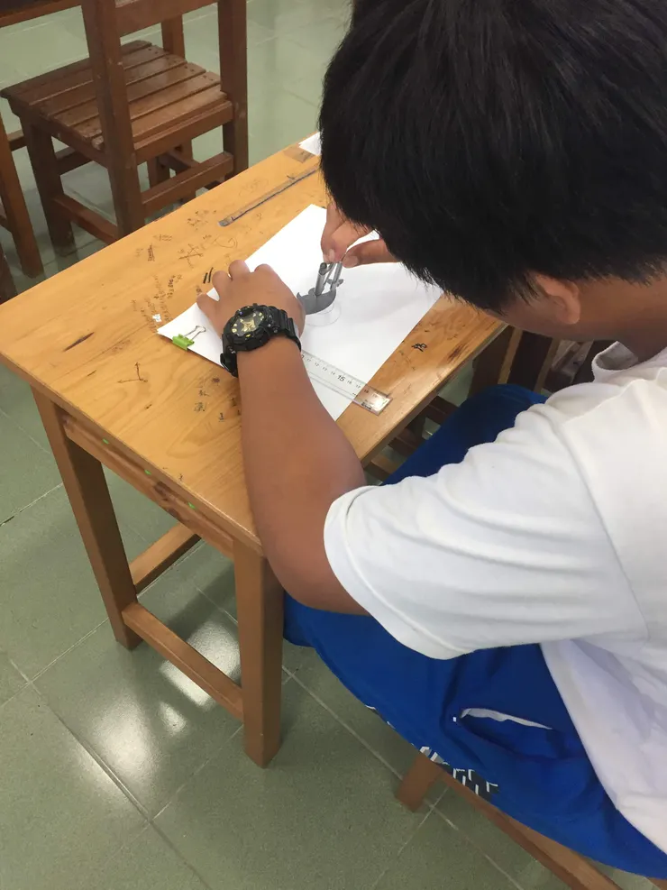 只用圓形模仿logo設計