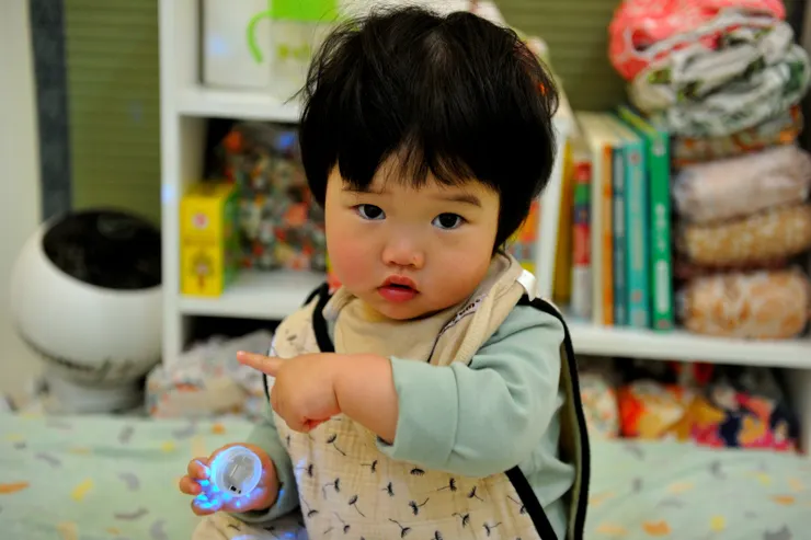 【六點鐘萬萬在耳邊咿啊叫起床！剛起床的萬萬，頭髮亂蓬蓬、臉頰紅撲撲。】