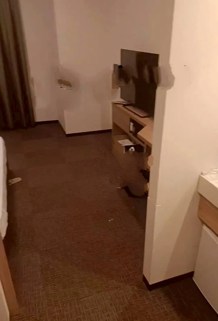 洗手台在右側，洗手台下是小冰箱，熱水壺在側邊的抽屜