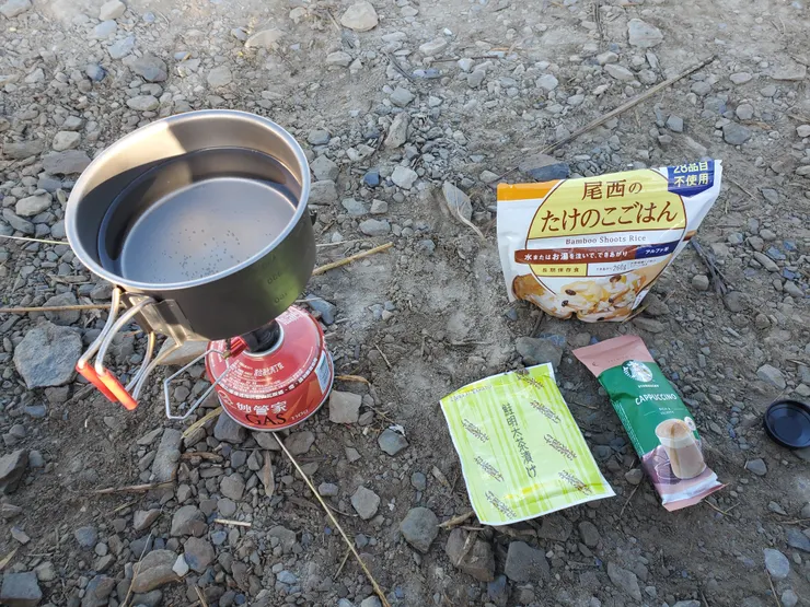 在畢祿山頂喝咖啡吃早餐，包下山頭大休二小時。