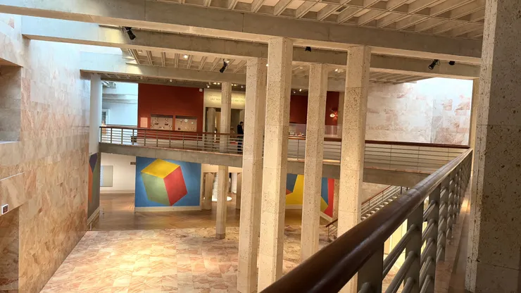 美術館內部，對面是牆上為 Sol LeWitt 的作品