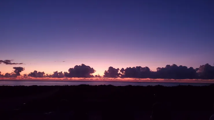 一點點的變化，手機實在拍不好，現場看，太陽的光不是像手機拍的那樣擴散，是較收斂的光，從一開始小小的圓形慢慢變大。