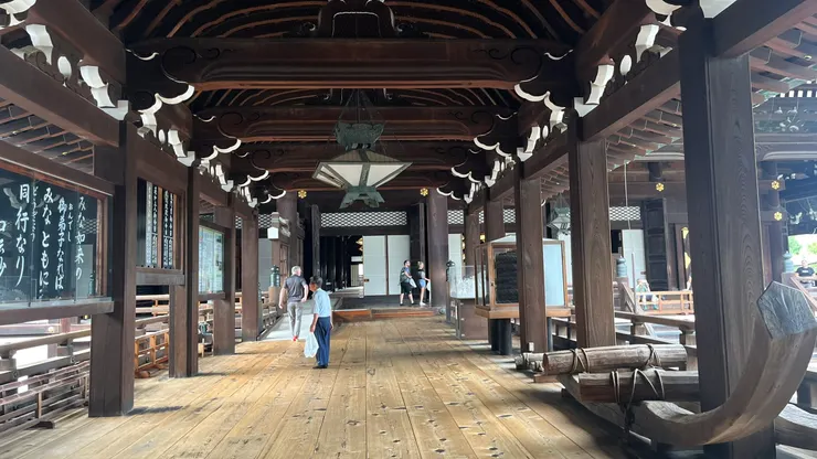 我認為這涵義真的有可能，畢竟寺院間有迴廊串起並不常見。