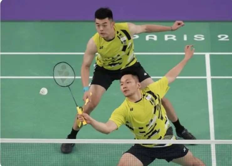 李洋在前場成功封網