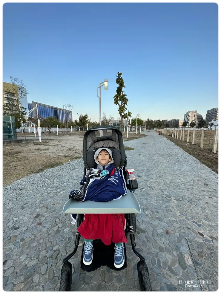 地下停車場上來是這樣的鋪面，不利輪椅推行。