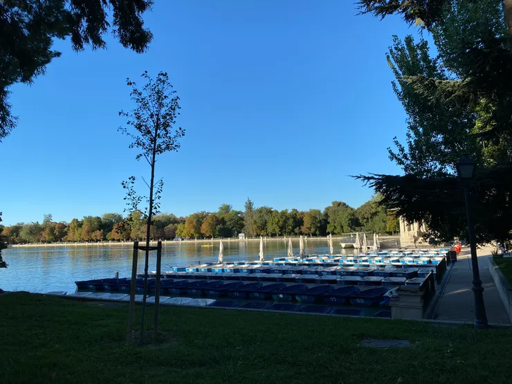 不免俗的情人小船