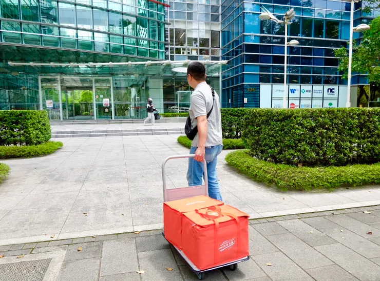 初茶弁飯為企業員工提供多元的菜色選擇，更搭配專屬配送車隊來確保餐點的品質、準時率和品質。圖/初茶弁飯提供