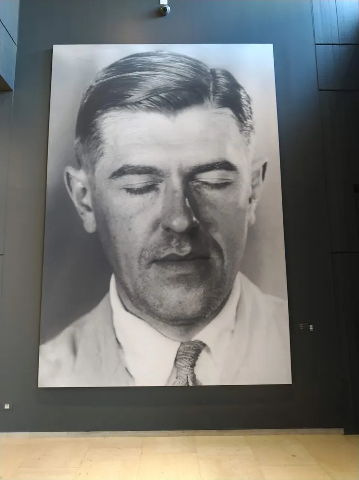 馬格利特本人(或許他想傳達的訊息是：閉上眼睛，讓人無法直達他的內心世界，看不看得到人臉，似乎並非重點)