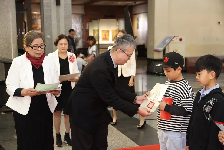 台中市港區藝術中心周武慶主任為學童頒獎