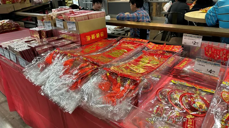 春聯都準備好了，不知道今年會不會有很多美國人看到鄰居家掛上這幾條紅色的不知名裝飾XD