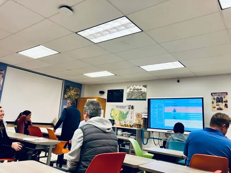 中學的教室,家長來體驗小孩的一日課程