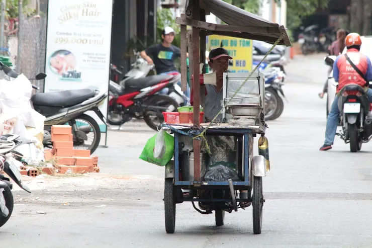 越南街頭早餐文化豐富,路邊小攤一碗河粉配咖啡不到台幣60元,是越南人最典型的一天起點