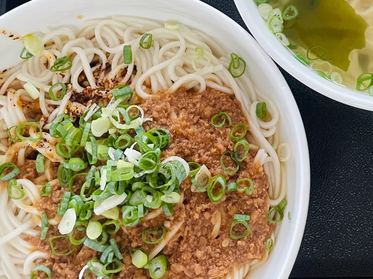 細麵偏軟的口感更明顯