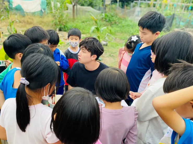 課堂中,老師正在制止對他人言行較為急躁的孩子。