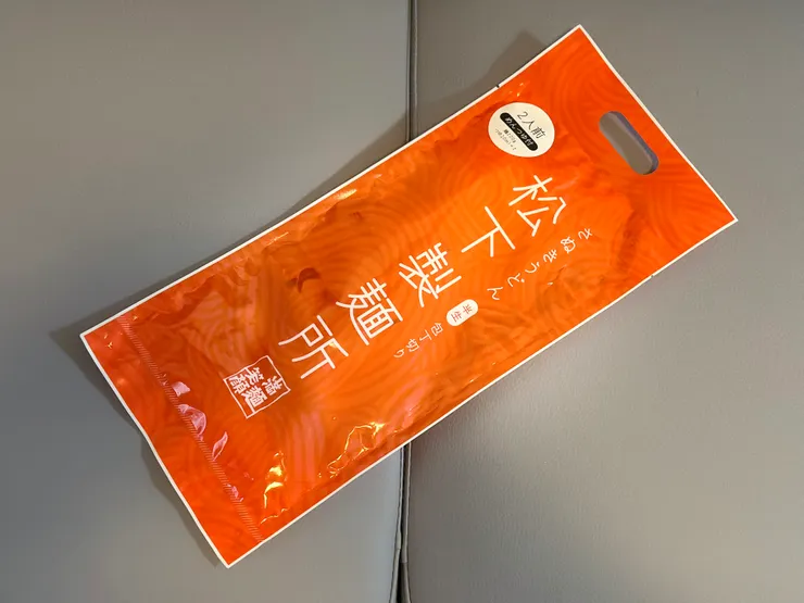 因為知道自己不常在家煮烏冬，只買了被稱為「半份」（二人份量）的半生烏冬，裡面是真空包裝好的