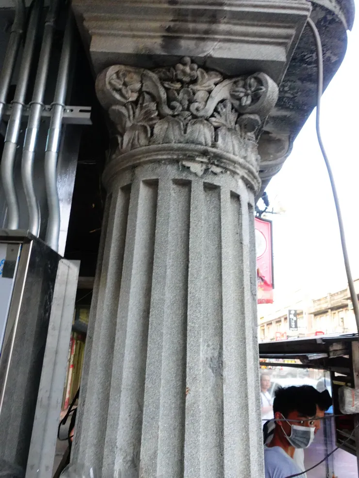 華麗的柱子說著輝煌的過去