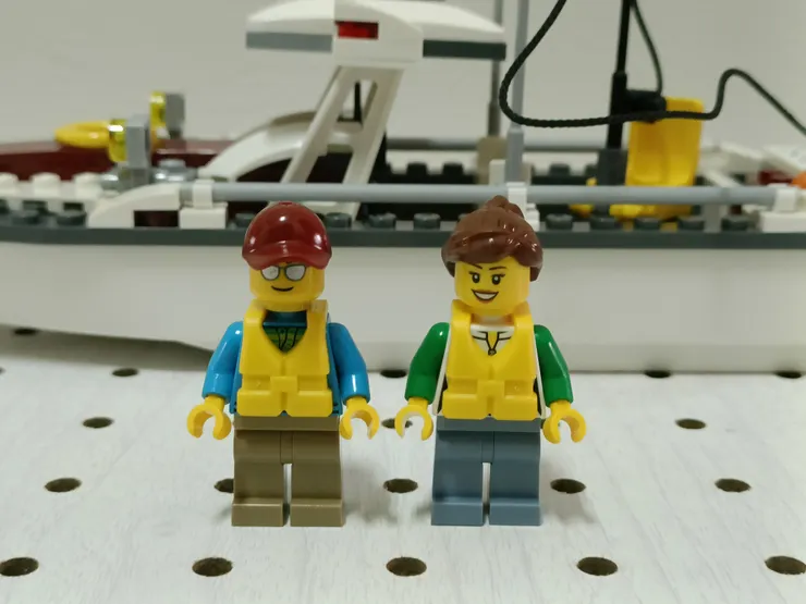 盒組附上兩個人偶