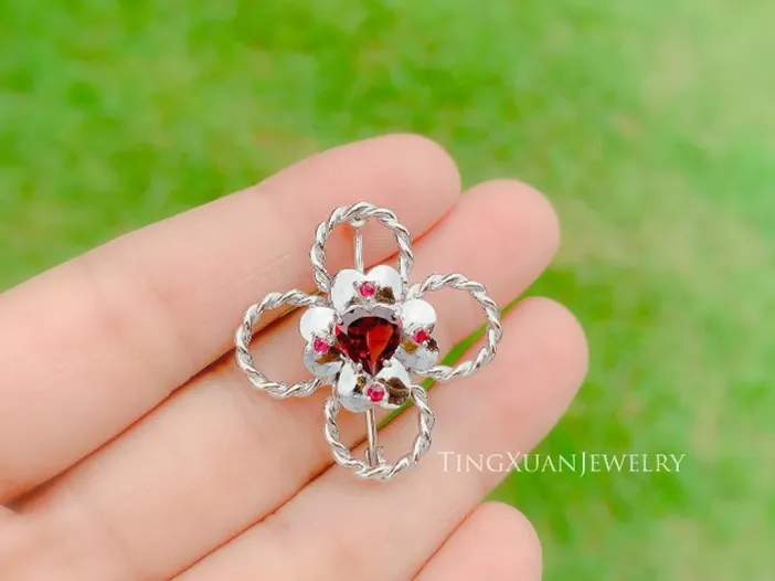 這是一件由一位女兒送給媽媽的生日感恩珠寶禮物，訴說著無盡的感激之情。 專屬設計幸運珠寶胸針精工打造